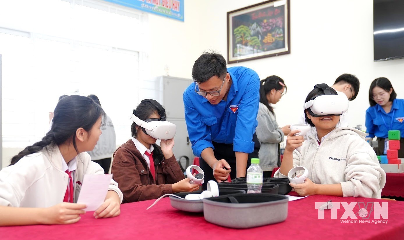 Những trải nghiệm khoa học, công nghệ thiết thực, bổ ích đến gần hơn với đoàn viên, thanh thiếu nhi vùng biên xã Hướng Phùng. (Ảnh: Võ Dung/TTXVN)